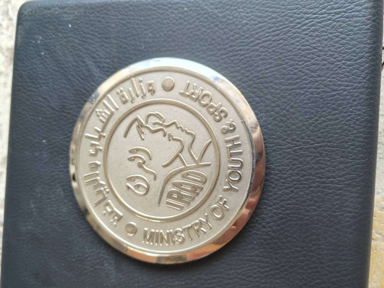 بوكس جلد اصلي مع قرص معدني ستيل بالكامل
اعتقد درع تكريم  او شيء من هذا القبيل 
اول تم 10 الاف مع التوصيل
***********
