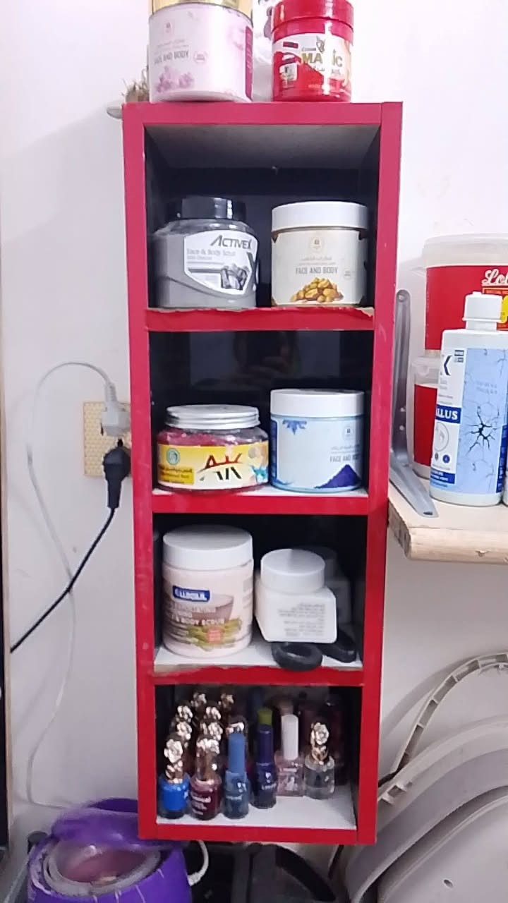 السلام عليكم  هذا الكرسي والفاترينات والمراية للبيع 
***********
