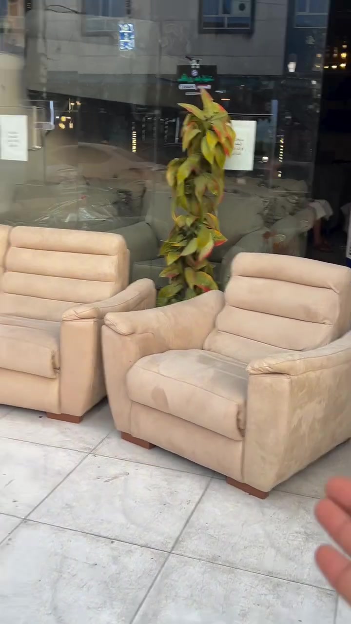 كورنر أمريكي نضافته جيده جدا تصميم مودرن بمقعد طبي سوفت امريكي فول بوليستر بقماش الشامواه وتر بروف لون بيج هيكل خشب  زان طبيعي  قياسات الكورنر ٢٧٠سم /١٩٠سم وكرسي جوكر ١٠٠سم/١٠٠سم  عنوانه اربيل زانكو ٩٩ قرب مطعم كص سنگر يوجد توصيل ل بغداد وباقي المحافظات الأخرى *********** واتساب فقط
