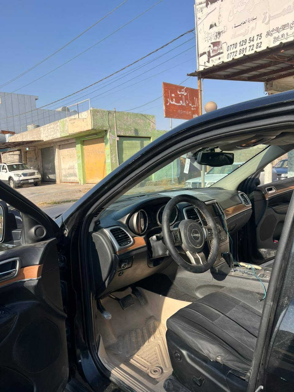 جيب لاريدو ٢٠١٢ غاز وبنزين فول فول سيارة بيها نص باب وجملخ سياره جاهزه محرك V8 رقم أربيل دولي  شرط تحويل وغرامت سعر ١٤٠ رقم تلفون ***********
