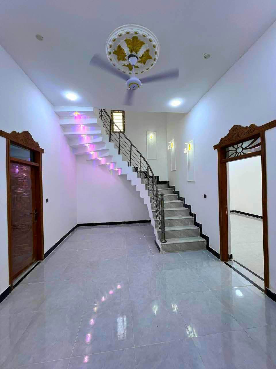 احبتي دار سكن 200 م  3 غرف/ مقابل صناعية حمدان/ دقايق عن مركز المدينه***********
العقار نموذج 25 وعلى شار 12 متر ويبعد عن السايدين مال الصناعية 700 متر    ((بسعر 130 وبي مجال ))

يحتوي 3 غرف وديوان وصالة ومطبخ وصحيات داخل خارجي 
وكراج وحديقة  

العمل بجودة راقية ومرتبة ((بسعر 130 وبي مجال*********** البصرة, العراق
