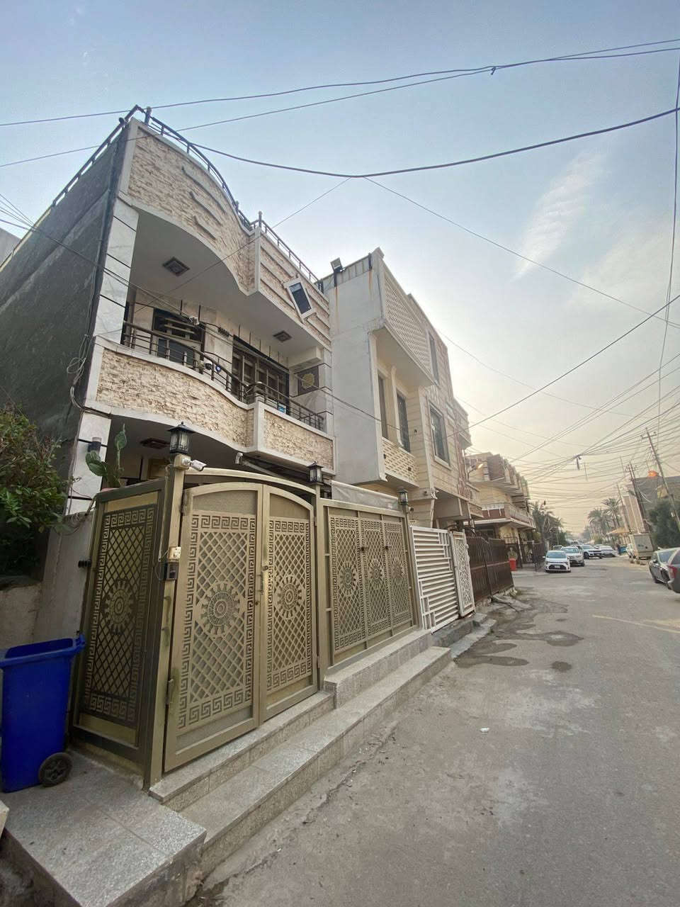 #بيت للبيع بناء حديث..........

المساحة 85متر....... الواجهة 5 متر
     مداخل عدد 2
الطابق الأرضي يحتوي على 
صالة استقبال ٫ مطبخين حار /بارد/ خدمات ديلوكس٫ هول 
الطابق الثاني يحتوي على 
غرف نوم عدد 2 ٫ خدمات ٫حولي 
طابق الثالث يحتوي على 
غرفة نوم ٫سطح
 
للاستفسار /***********
                  /***********
علماً ان جميع الغرف والصالة تحتوي على ديكورات حديثة
