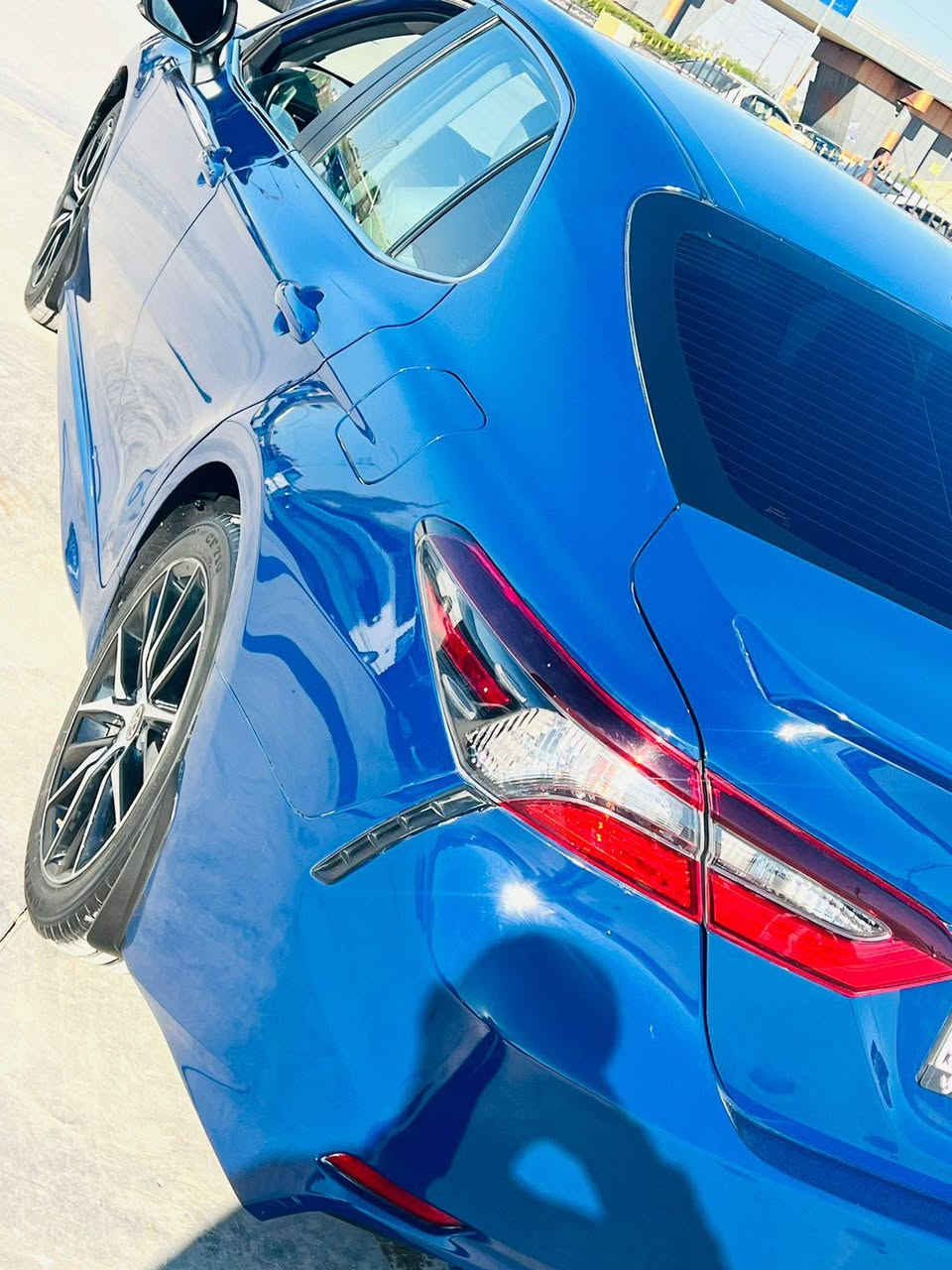 كامري se موديل 2023 ماشي 68 ميل ضرر جاملغ خلف وباب خلف بلا دواخل شرط  بچم وصندوق كبس وسعر مناسب ***********
