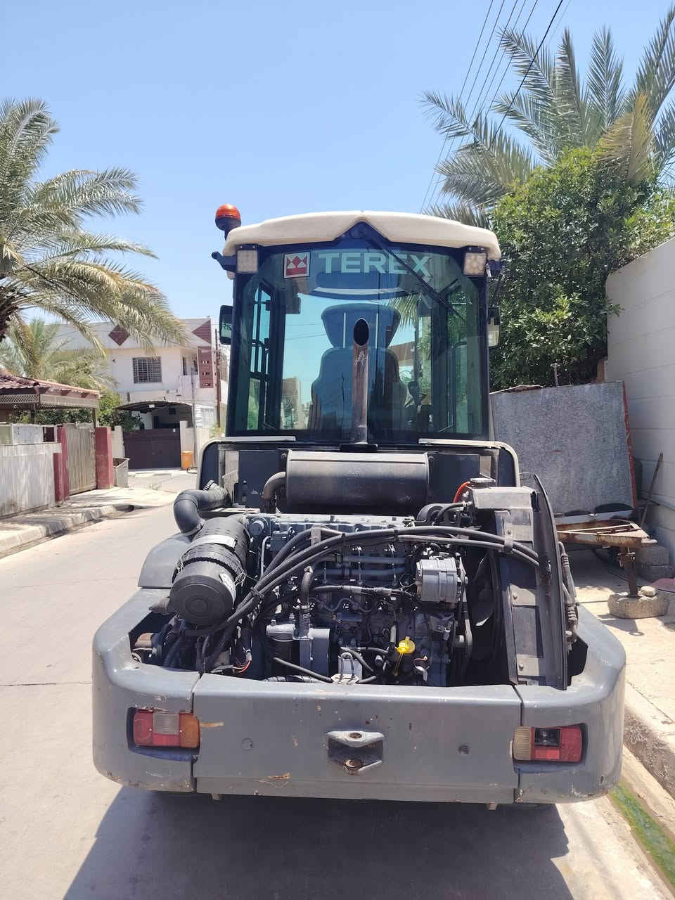 TEREX/للبيع 
2011 موديل 
تبريد بلادي 
اكسل كبير 3 طگات 
مشتغل 7600 ساعة
طخم تاير جديد 
مكان كركوك سعر 310 $
***********
