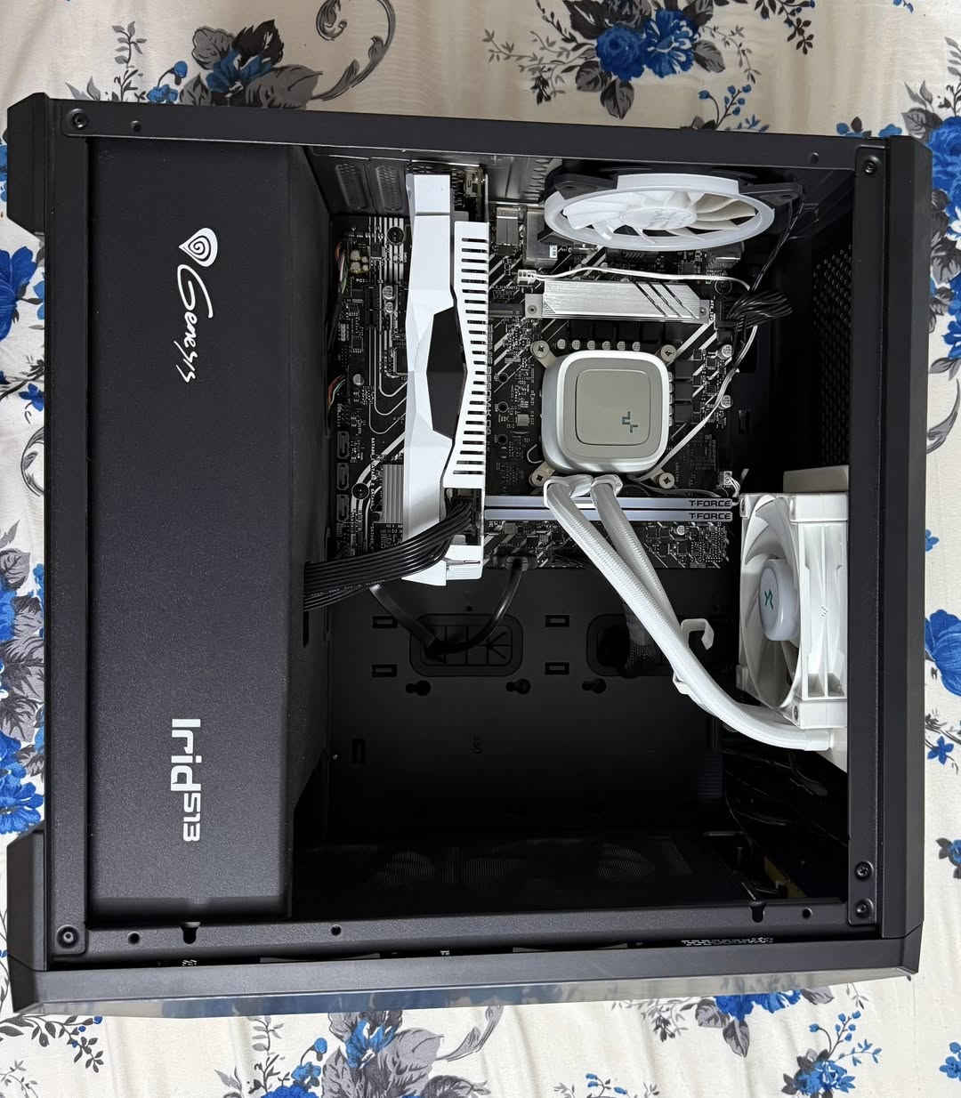 السلام عليكم (ملاحظه بيع فقط في محافظه كركوك تجي تفحصه يمي او يمك وبالعافيه عليك)
للبيع حاسبة قيمنق متكاملة (تجميعة) بنظافة ممتازة

المواصفات:

• المعالج: Intel Core i5-12400F (الجيل 12 )

• كرت الشاشة: NVIDIA RTX 2060 Super 8GB (نسخة لون أبيض مروحتين - أداء ممتاز وتبريد هادئ).

• التبريد: مبرد مائي حجم 120 تبريد ممتاز

• المذربورد: ASUS PRIME B660M-K DDR4.

• الرامات: T-FORCE DDR4 16GB (3200MHz).

• الكيس: Genesis Irid 513 (تصميم مميز وتبريد ممتاز).

• الباور سبلاي: 750 Watt 
. الذاكر (ssd m.2 240 gb للنظام ) 
(Hdd 1 tb للالعاب )

الحالة: القطع نظيفة جداً وشغالة 100% بدون أي مشاكل.

السعر:750 ألف وبي مجال للتواصل على خاص

او للمراوس


**إذا كنت صاحب هذا الإعلان وتريد حذفه لأي سبب، رجاءا أرسل رسالة إلى الدعم الفني**