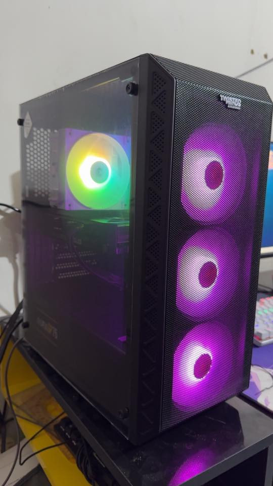 Pc جديدة بمعنى كلمة مصالها ٦ اشهر من شتريتها كل قطع جديدة و صالي اشهر تاركها يعني ممستخدمه ابد نظيفة و بعدها بضمان وكاله كل قطع بضمان و كراتين كامله لكل قطع 
معالج: core i5 14400f
كارت شاشة: 5060ti 16gb مو نسخة ال8 
رامات : 32 ddr5  و تعرفون اسعارها هسه شنو 6000hz
تخزين m.2 1T
مذر بورد: prime B760m-A wifi يعني يدعم بلوتوث و وايفاي تكدر تربط واير اس بي بلوتوث و جوستك و ايشي و تمنك وايفاي 
بور سبلاي: aura  gb750w
كل قطع وياها كراتين و وصل شراء و ضمان موجود
و عدي شاشه msi 27insh 180hz هم للبيع و ماوس  attack shark 
و كيبورد ميكانيك
للتواصل ***********
