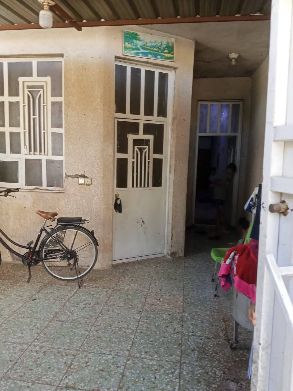 السلام عليك بيت للبيع مساحة 100متر طابقين الوجه 5والنزال 20متر نضيف خدمات كاملة مي مجاري تبليط مقرنص السكلات شارع 11الف قريب على مدرسة رام الله للاستفسار الرقم *********** البيع نقد فقط مبادرة وقصد ميرهم
