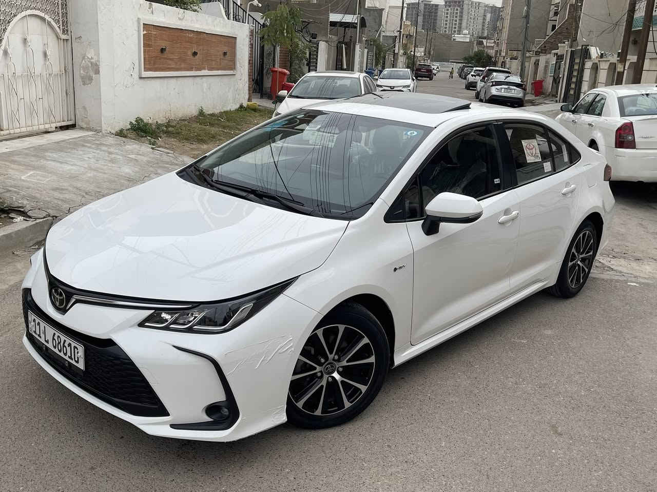 السلام عليكم
للبيع تويوتا كورلا هايبرد 
الشكل الخليجي 
موديل 2025
ماشيه 8500 كيلو 
بنضافة الزيرو 
مدوشمه كامل السياره 
فول مواصفات 
مكفوله من الصبغ والبارد 
السعر 156 وبيها مجال بسيط 
للاتصال ***********
مكان السياره بغداد حي الجهاد حي الحسين
