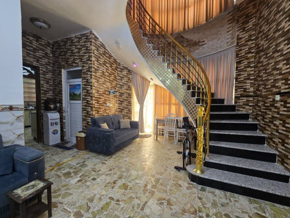 بيت 200م للبيع طابو صرف كونكريت مسلح .
 طابق واحد بناء حديث واجهة 10 م
ونزال 20 م
غرفتين نوم مع استقبال وصالة ومطبخ حمام داخلي .صحيات عدد ٢
وطارمه وحديقة زغيره 
الاسكان .شارع المعهد التقني مقابل دور الاساتذة .داخل الفرع قريب عالشارع.
مطلوب اسكان 12 مليون ونص 
للاستفسار الاتصال او واتساب 
***********
***********
