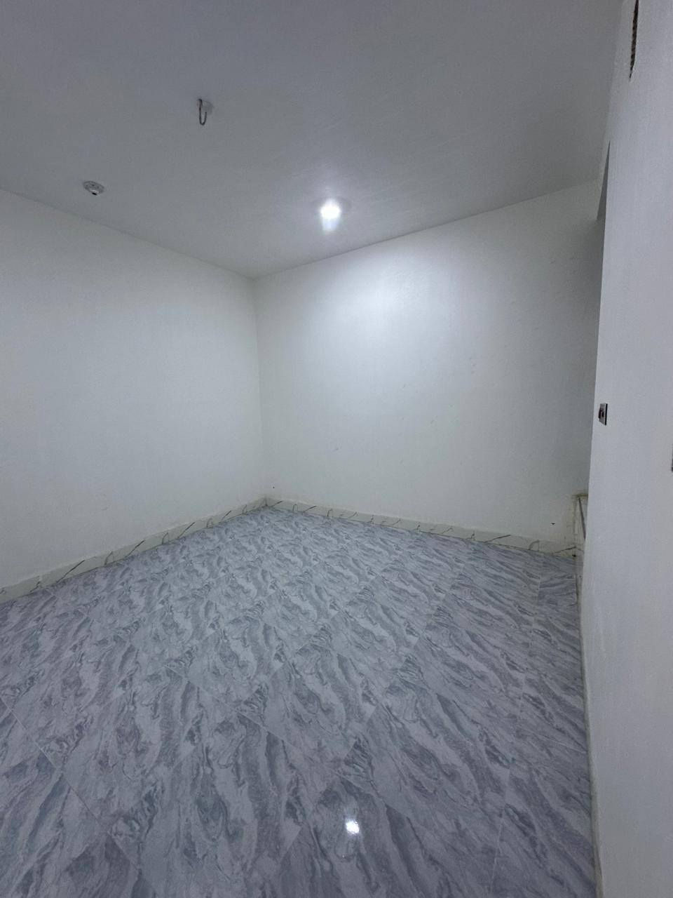 السعر112 َ لاابيع على المصرف العقاري ولا اراوس. بيت طابو صرف المساحة 200م غرفتين وصالة ومطبخ حار وبارد وديوانية وصحيات خارجية وداخلية ومناور البيت كامل بناءحجر البيت بعدة زيرو سنة البناء 2025 yang العنوان رمادي 6كيلو قرب مول زنبيل تواصل واتساب *********** ابو مصطفى
