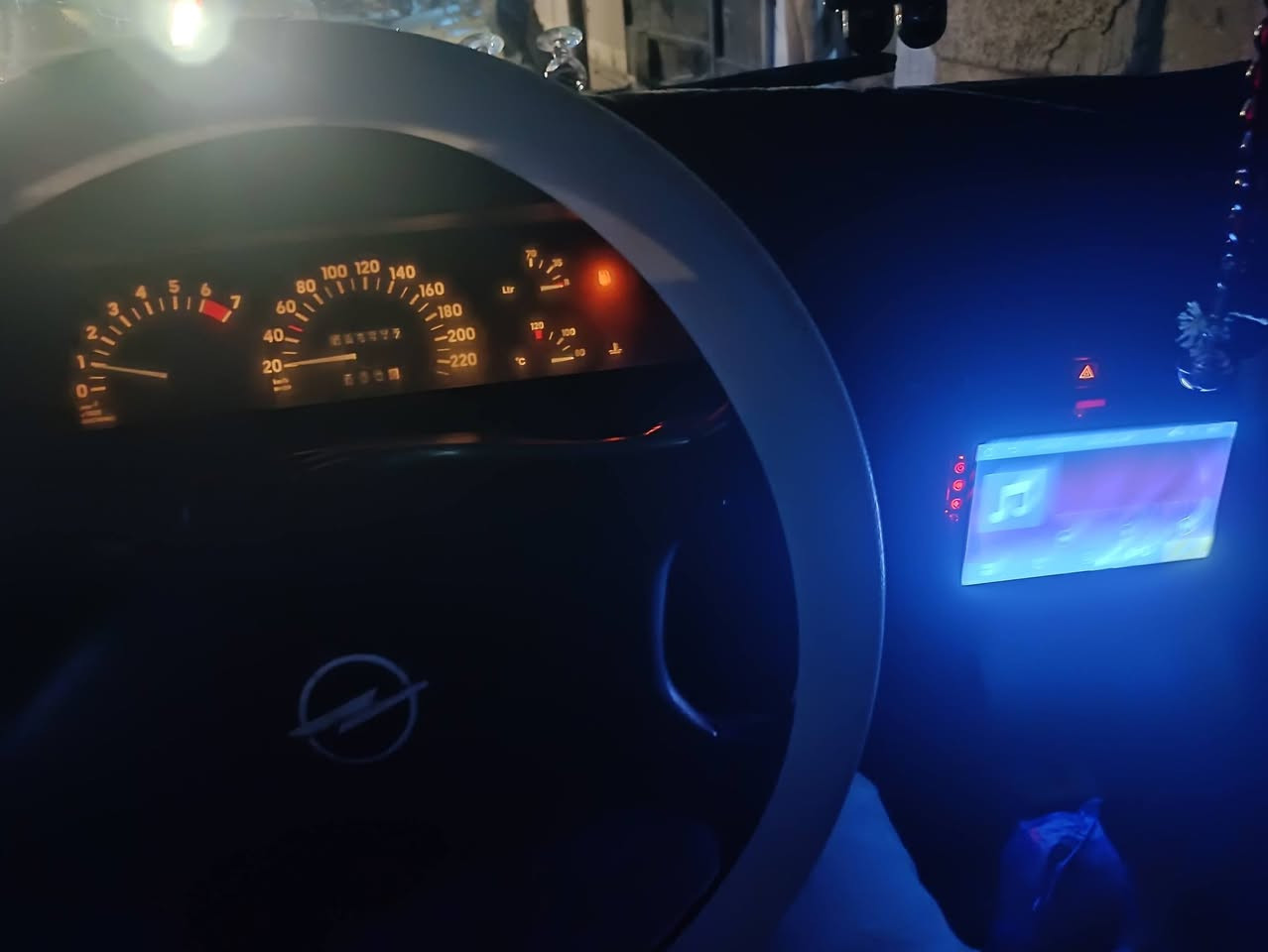 سلام عليكم.
اوبل اوميكا موديل 91 حجم 20 شرط گير ومحرك. 

جوم امامي كهرباء شاشه فول لمس سماعات تخم صوت عالي. 

اربع تايرات جدد ويل ابو النجمه تنته كهرباء كامل شغال. 

كهربائيات شغاله كامل لايت اصفر +بومه عالي ناصي. 

صبغ عام جماليه هلالات معمره وباب خلف السايق بي معجون. 

رقم كركوك الماني عضم عاج نافذ 21 مامطلوبه الف. 

شرط گير ومحرك معدل 180 شرط سعر «32»بيهه مجال. 

                        «***********»
