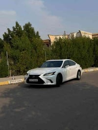 لكزز es300h موديل 2023 السيارة ماشية 33,000 الفئة الترا لگجري فوووول م...