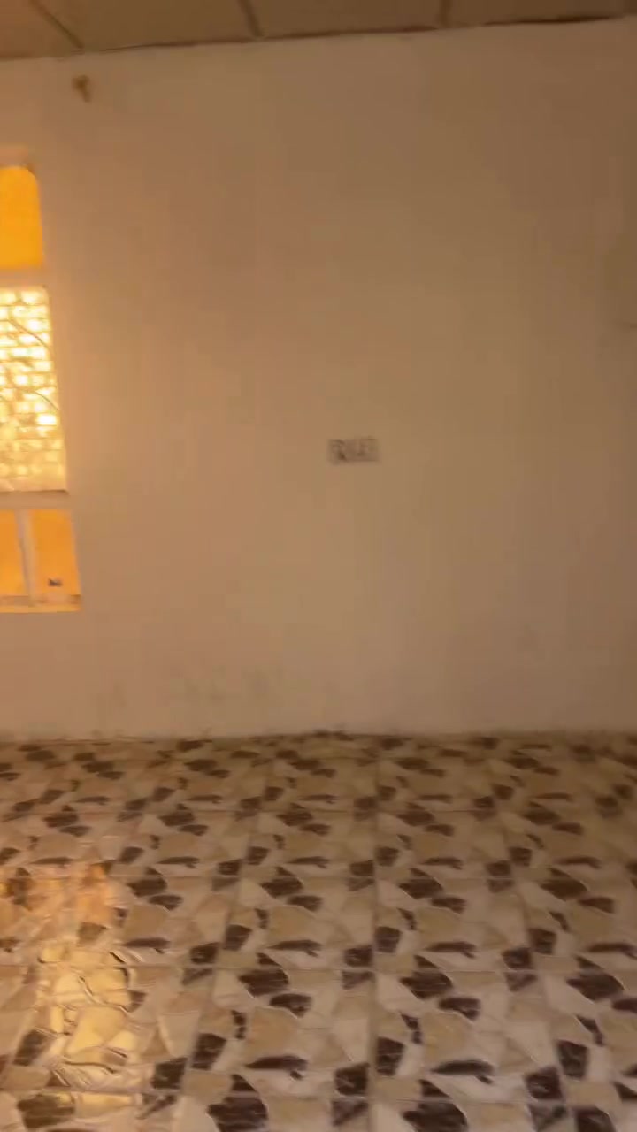 مشتمل للإيجار يحتوي على غرفه وصاله ومطبخ وخدمات معزول باب ودرج وحد مكان البياع شارع ١٢ قرب اللجان الطبية ***********
