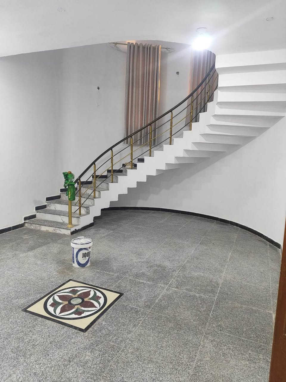 🔴 للبيع بيت مع الأثاث 🏠
📍الموقع: ابو الخصيب – محولة الزهير
▫️المساحة الكلية: 400 متر
▫️مساحة البناء: 250 متر
▫️الواجهة: 15 متر
▫️النزال: 27 متر
✨ مواصفات البيت:
▪️غرفتين نوم سويت
▪️صالتين
▪️استقبال
▪️صحيات داخلية وخارجية
▪️كراج كبير
▪️حديقة خلفية
▪️بناء طابوق مرتب
📄 الطابو: زراعي سهم – تحويل باسم المشتري
📍يبعد عن شارع السايدين حوالي 1 كم
🛋️ البيع مع الأثاث كامل
💰السعر: 170 مليون قابل للتفاوض
*********** البصرة, العراق
