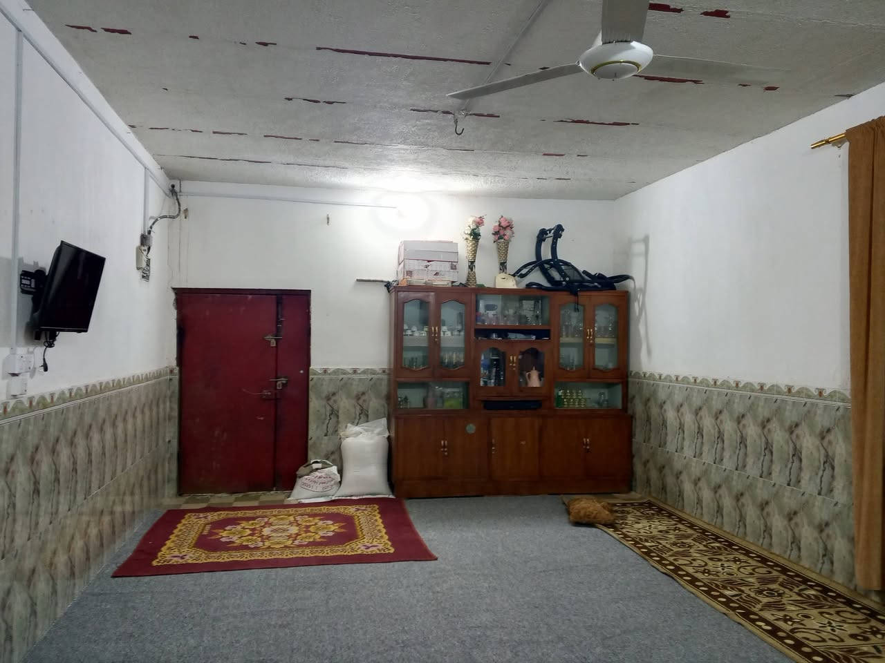 السلام عليكم بيت للبيع البصره الهارثه مقابل الطاقة الكهربائية مقابل مدرسه سيف الكرار 
البيت  صفحت الحواسم 
البيت متكون من 3غرف نوم كبار 
معا استقبال كبير 
ومطبخ فقط سندويج فقط 
معا ديوانيه خارجيه 
البيت كله سراميك ومخمر ابيض 
مرتب ونظيف وجاهز للسكن 
البيت كله عكاده فقط المطبخ سندويج 
البيت حواسم منطقه كامله 
السعر 35وبي مجال للشراي يجي يشوفه ويدلل 
رقمي ***********
