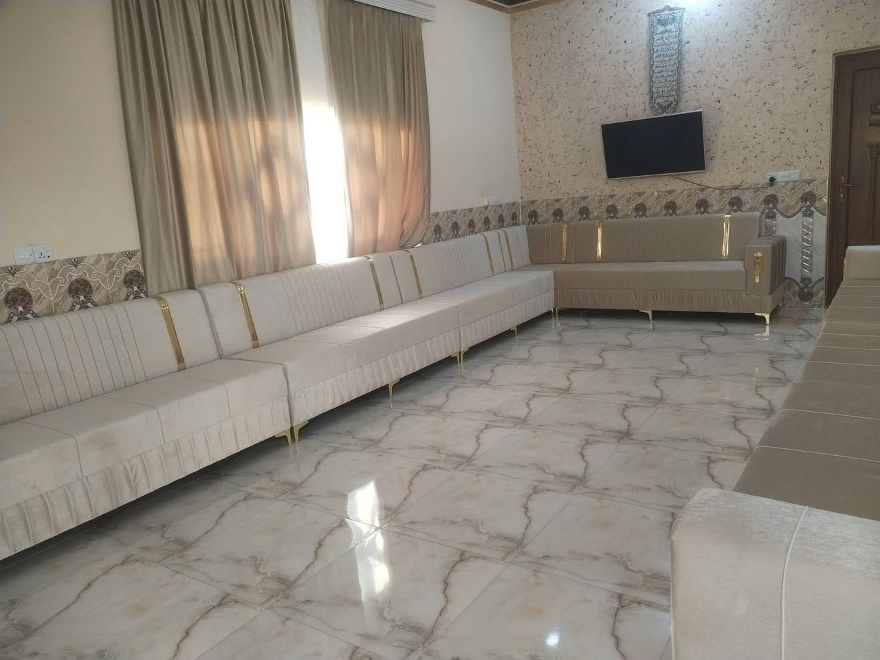 السلام عليكم.. دواوين للبيع حسب الطلب جاهز سبع امتار خمس قطع عشر نفرات رجلين حديد ب 350 الف ديوان ظمان 3 سنوات قماش درجة اولى.. علما يوجد ع المتر ايضا


**إذا كنت صاحب هذا الإعلان وتريد حذفه لأي سبب، رجاءا أرسل رسالة إلى الدعم الفني**