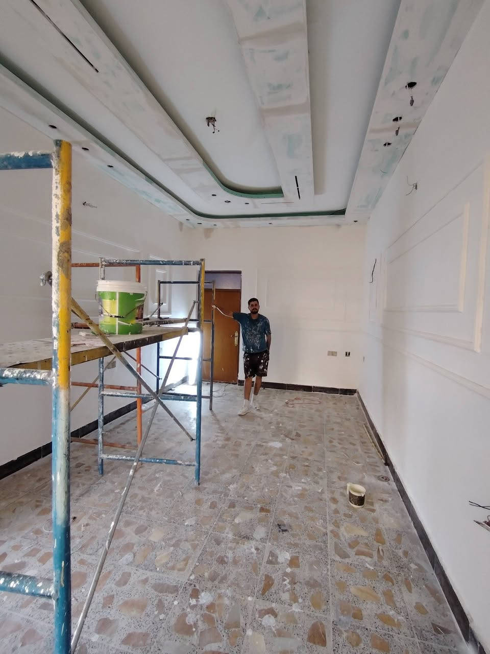 نعمل جميع انواع الديكورات الداخلية والخارجية والسقوف الثانوية العامة والاصباغ الحديثة نعمل جميع المحافظات اسعار مناسبة جدآ قطعي او متر
***********
***********
للاتصال او واتساب على الرقم
