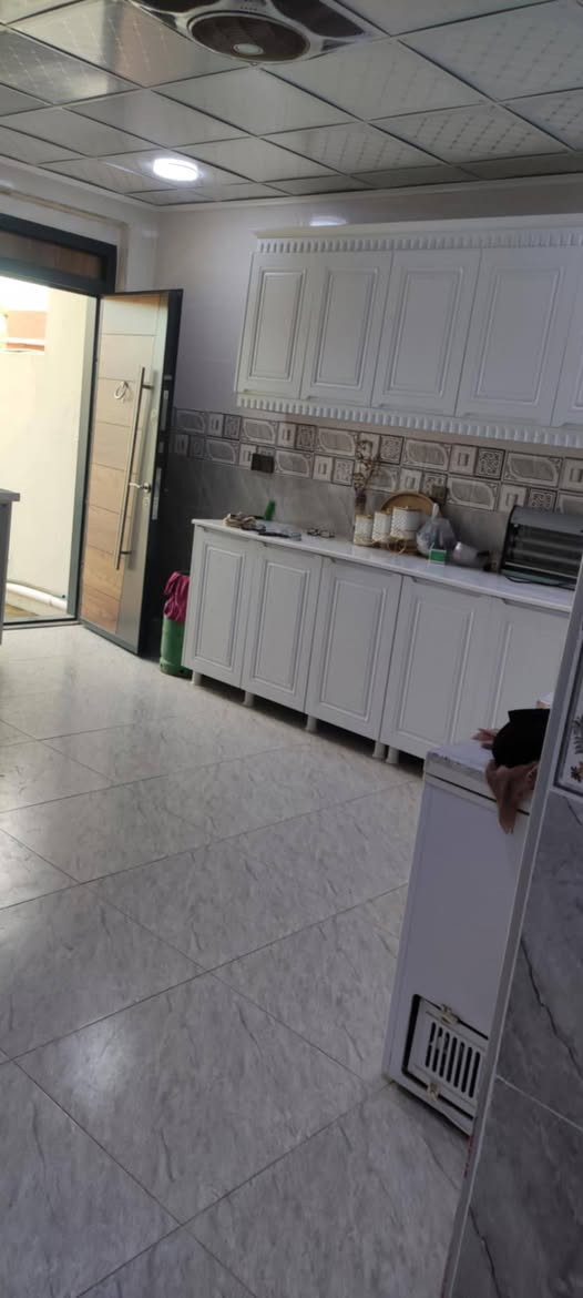 ديالى خانقين منطقه ملا عزيز بيت للبيع مساحة البيت 1000مترحديقه خلفيه مساحة البيت200متر سعر البيت55مليون البيت طابقين البيت زراعي توزيع بلديه البيت مكان كراج موجود وطارمة اماميه طابق ثاني ثلاث غرف وصحيات وطابق ارضي غرفه نوم وغرفه خطار وهول ومطبخ وحمام البيت فول سيراميك سقف ثانوي 
رقم هاتف *********** خناقين, ديالى
