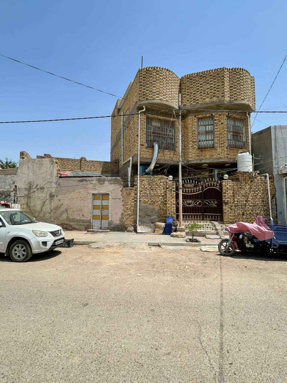 السلام عليكم بيت طابقين بناء كونكريت مع مشتمل مساحة البيت 80 المشتمل 50 العنوان حي العصري ⚠
الطابق الاول صالة غرفة مطبخ استقبال صحيات خارجية 
الغرفة قياس 3×4.5 الاستقبال كذالك الصالة 3×5  
الطابق الثاني يحتوي علئ ثلاث غرف نوم 3×4.5 
و 3×6 و 3×3  مع صحيات 
المشتمل يحتوي علئ غرفة 4×7 طارمة 3×4 مع  صحيات 
واتساب فقط *********** السعر 200
