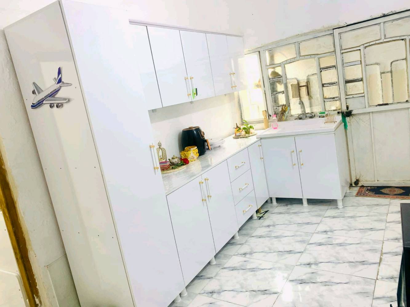 مشتمل بالرحمه طابو صرف قرب مدرسه الثقفي الابتدائية مساحه ١٢٠ 
السعر نقد ٥٥٫٠٠٠٫٠٠٠ وبي مجال قليل
قسط ب٦٠ تدفع تدف٤٥ والباقي قسط حسب الاتفاق بضمانات
البيت شكد بيه غرف نوم وصالة ومطبخ وحمامين بالضبط؟ وهل هو جاهز للسكن لو يحتاج شوية شغل؟: 
غرفة واحدة وصالة ومطبخ حار وبارد واستقبال 
شنو مساحة الأرض/البناء الدقيقة، وشنو اتجاه الواجهة والعرض مال الزقاق قدام البيت؟: 
١٢٠
الموقع وين بالضبط بالرحمة؟ وإذا ممكن ترسلون لوكيشن أقرب معالم حتى يسهل على الزبون يوصل.: 
منطقة الستالاف قرب مدرسه الثقفي الابتدائية
هل الخدمات كاملة وموجودة: مي، كهرباء، مجاري، ومولدة؟: 
مي كهرباء مجاري ومولدة نقص تبليط فقط
بالنسبة للبيع، السعر نهائي لو بيه تفاوض بسيط؟ وشنو شروط التقسيط والضمانات المطلوبة؟: 
نقد بي مجال قسط سعر نهائي