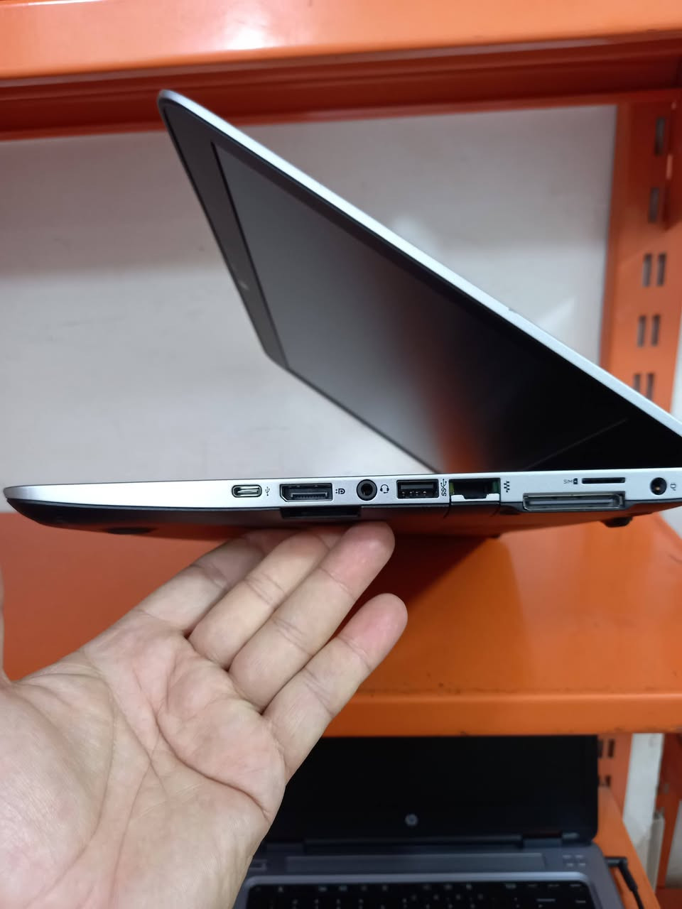 لابتوب hp

الجيل السادس 
المعالج كور اي 5 الجيل 6
الهارد    256 ssd 
الرام 8.  ddr4 
كارت الشاشة  4  شير 
حجم الشاشة  14
الشاحنة اصلية 
يحتوي على منفذ تايب سي للشحن او نقل البيانات
نظام التشغيل ويندوز 10 عربي انكليزي 
الملحقات شاحنة وجنطة 
السعر  200
***********
***********
يوجد توصيل

متوفر 
تتوفر مجموعة لابتوبات بأسعار مناسبة ومواصفات
