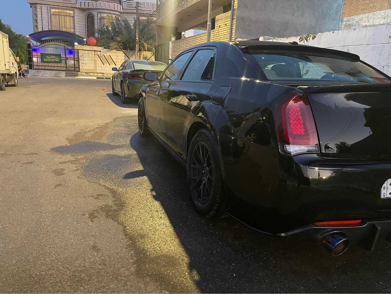 بسم الله الرحمن الرحيم.. 
كرايسلر 2012 كندي كلين كفالة من الحادث قطعتين صبغ باب السايق والوراه بدون فتح  اثر شخوط نسد  عليها الباب .. السيارة مواصفات (3.6L)
السيارة محدثة 20 بالكامل بجم كامل كبس  من الخلف  دعامية و بك لايت اصلي + دفيوزر وكب كزوز . 
داخل بيجي بلاد 
كشن جلد 
 كشنات تدفئة + كهرباء 
كير طيارة ✈️ 8 سرعات 
سستم بلاد نيكل 
مري كهرباء + تدفئة 
ويل SRT 18 
تبريد ثلج ❄️ 
گير مكينة خير من الله 
طخم تاير جديد تايلندي 
بعد هواي مواصفات معروفة .. رقم بغداد بأسمي 
السعر 150 بيها مجال للشراي مكانها بصرة 
*********** البصرة, العراق
