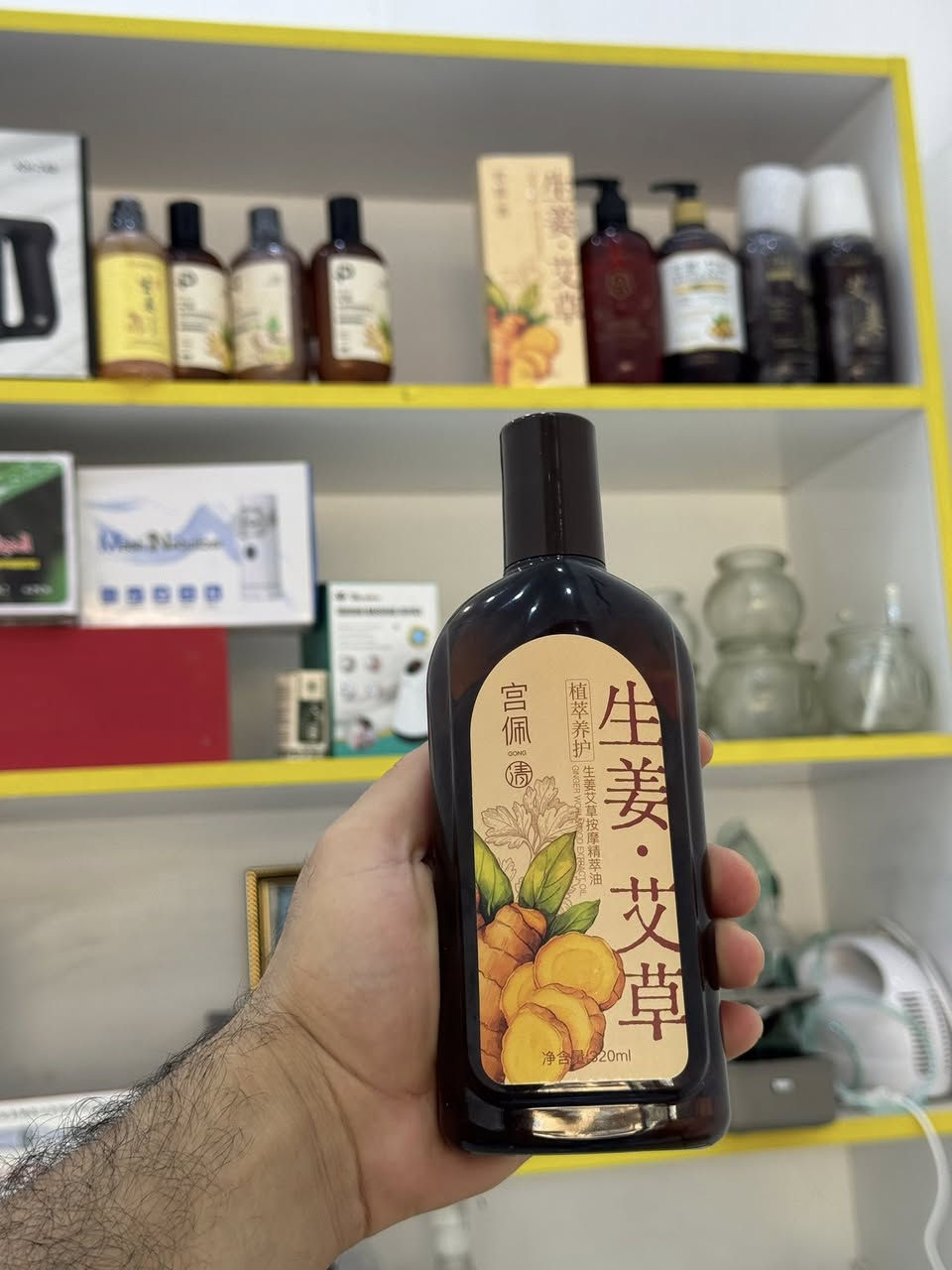 وجبة جديدة من زيوت المساج الصيني الكمية محدودة 
مستخلص من الزنجبيل والشيح
اهم فوائدها 
-الشيح: عشبة معروفة بخصائصها المهدئة للبشرة والمضادة للالتهابات، وتساعد في تحسين الدورة الدموية وتخفيف التعب.
2 الزنجبيل (Ginger): يمنح شعوراً خفيفاً بالدفء عند التدليك، ويساعد على تنشيط الجسم، وتخفيف تشنج العضلات والآلام المفصلية الخفيفة.

ترطيب عميق للبشرة: يعالج الجفاف الشديد ويمنح الجلد ملمساً ناعماً ومرونة العالية.
 تخفيف التوتر والإرهاق: مثالي لجلسات المساج (التدليك) بعد يوم عمل طويل لتخفيف تشنجات العضلات بفضل تأثير الزنجبيل المنشط.
 تحسين الدورة الدموية: يساعد التدليك بهذا الزيت على تحفيز تدفق الدم في المناطق المدلوكة، مما يعطي البشرة مظهراً صحياً وحيوياً.
 تغذية الجلد: يحتوي على زيوت أساسية تساهم في تقوية حاجز البشرة الواقي ومنع فقدان الرطوبة.
للاستفسار 
***********
