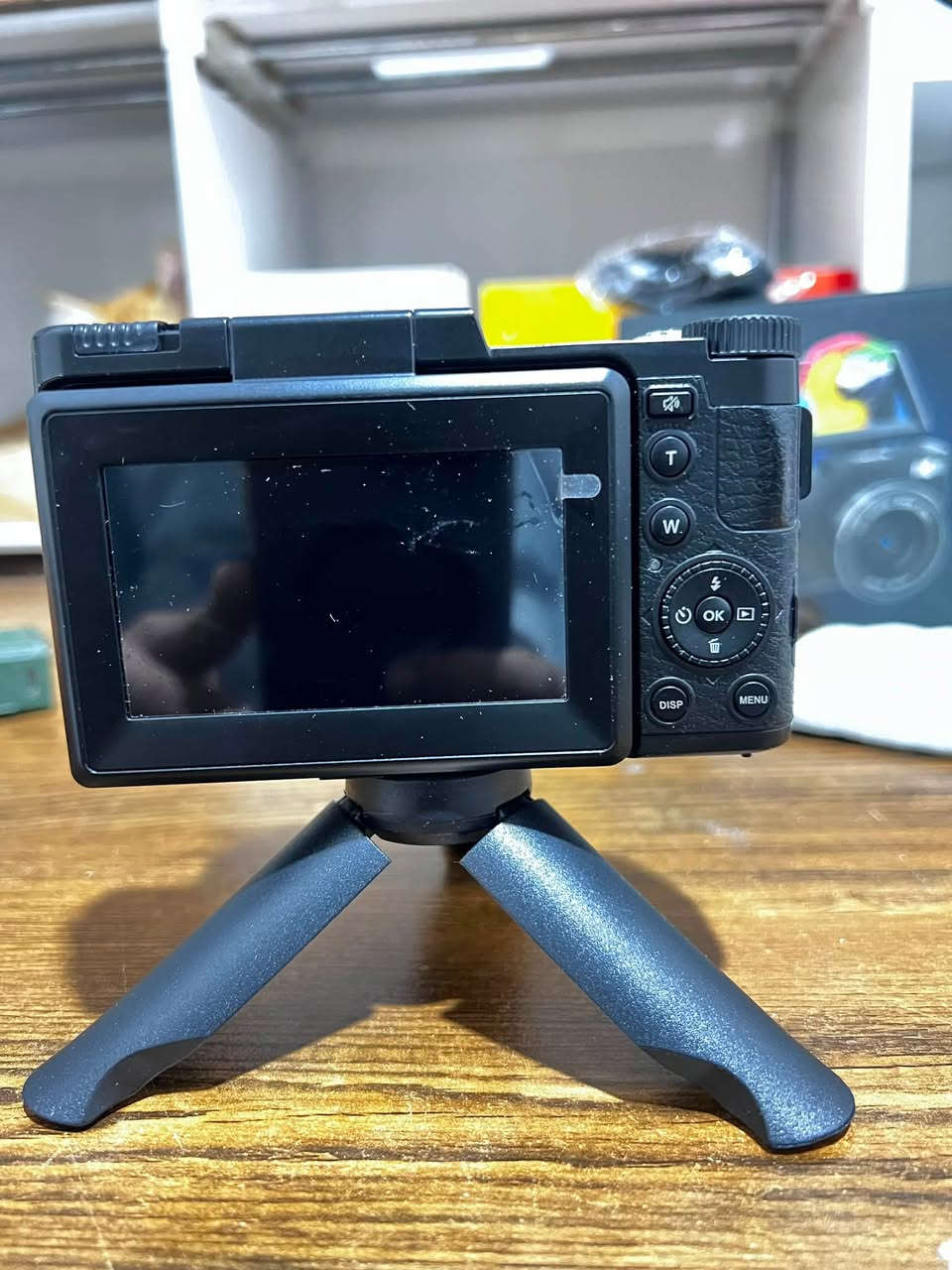 تتميز هذه الكاميرا الرقمية من طراز 5K UHD بدقة عالية تصل إلى 64 ميجابكسل لتصوير الصور.تم تصميم الكاميرا خصيصًا لمدوني الفيديو (Vlogging) وتصوير YouTube، وتأتي مع شاشة قابلة للطي (Flip Screen) بحجم 3 بوصات.تتضمن الميزات الأخرى تقنية التركيز التلقائي (Autofocus)، وتقريب رقمي 18X، ومجموعة ملحقات تتضمن بطاريات إضافية وبطاقة SD
التواصل على الخاص رقم الهاتف في واتساب ***********
