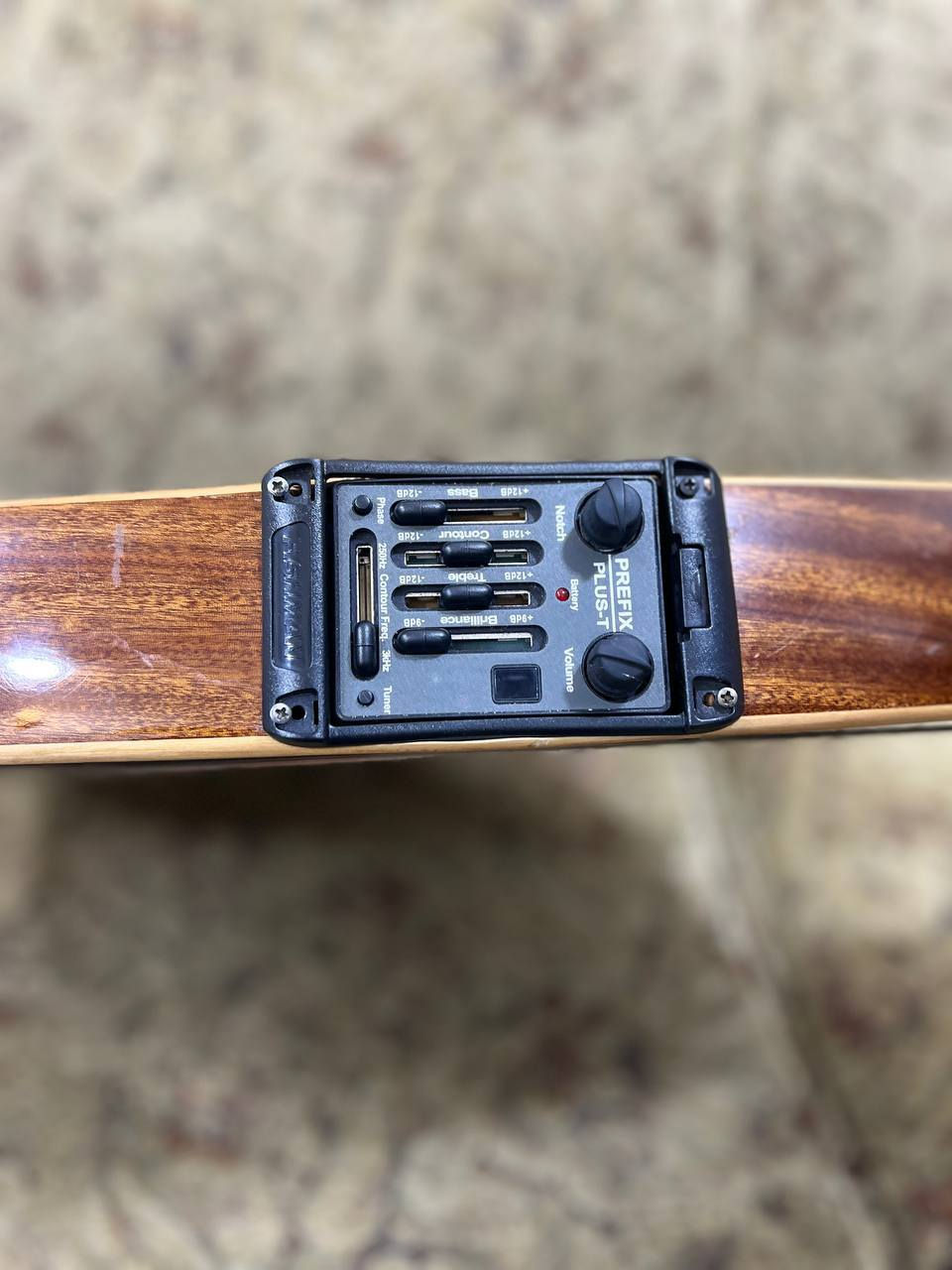 للبيع عود كهربائي ( الكتريك)  صناعة الاسطة Talaal Mansor
نظيف جدا اوتار لابيلا امريكي كاربون  ..  مع ايكولايزر ( أمريكي )  اصلي وليس تجاري
المكان / بغداد 
للتواصل / ***********
موجود مقطع فيديو للصوت
