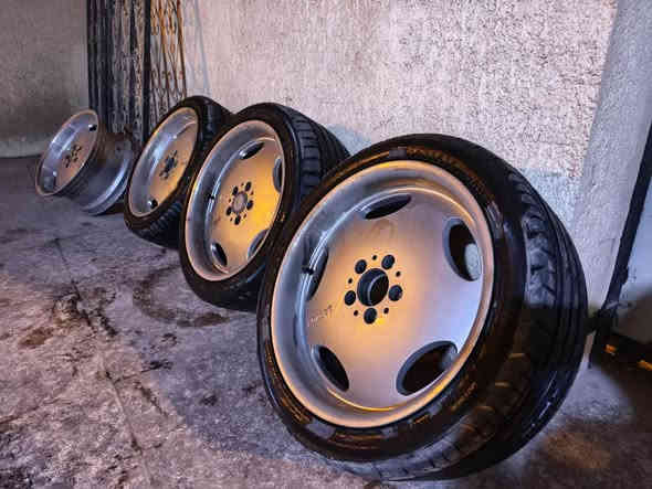 السلام عليكم للبيع ويل مرسيدس لارزون اصلي حجم 18 تو   سايز بدون ضربه ولا صبغ السعر 300$  وبي مجال بسيط سايز العنوان البصرة للاستفسار *********** البصرة
