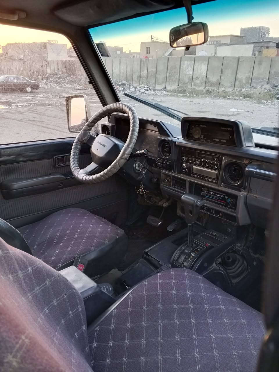 السلام عليكم لاندكروز برادو موديل 92 مكينه وكير في في تي رقم دولي بغداد باسمي دوشمه  وصدر جديد بيها خياسات بذيول عارضها 48وبيها مجال حك الجيه ***********
