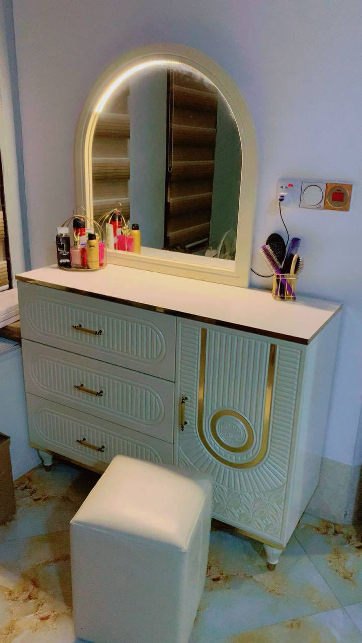 غرفه نوم عدد القطع 9 بدون ضرر  وياها مرايه غيافه  بعد بس اني مشادها تجي بوكس بي مجر ومرايه مفصخها وضامها الغرفه كلش نضيفه السعر 900  العنوان بغداد جسر دياله الجديد للستفسار اتصل ***********
