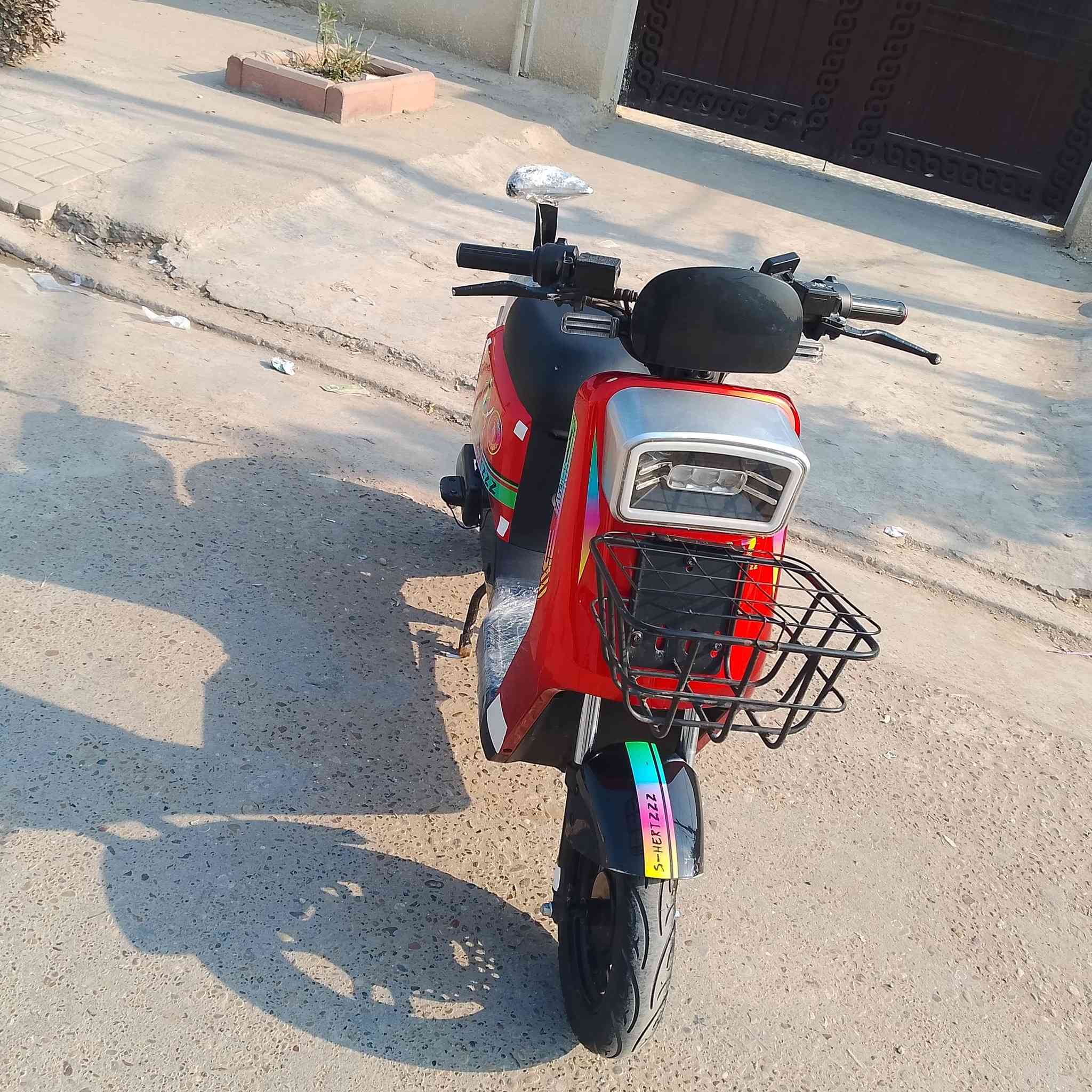 السلام وعليكم دراجه شحن للبيع
النوعيه ار7 موديل 2025 من معرض حسن وحسين 
5 بطاريات الصغار جدد 
تايرات 2 جوبلس جدد 
لايت عالي وناصي 
هورن 
اشاير يمنه ويسرة 
دبل اشارة 
كماشه تيلفون 
نضام Rبك 
4 نمرات سرعه 60 حقيقي 
نضام قاطع دورة 
مكاني بغداد البلديات 
السعر 380 و بيها مجال للشراي فقط 
الرقم الاتصال والاستفسار ***********
