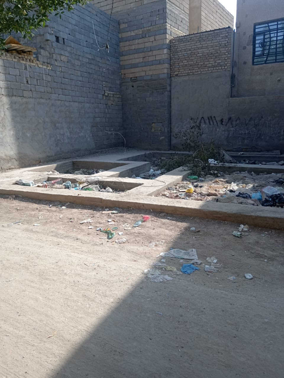 بتلو في كربلاء
سلام عليكم بتلو 100 متر 
في كربلاء البوبيات عمود 102 مقابيل مكتب اليساري 
غرفة ومطبخ وأستقبال وحمامات داخلية وخارجية 
السعر 40 وبي مجال ، الرقم ***********7
