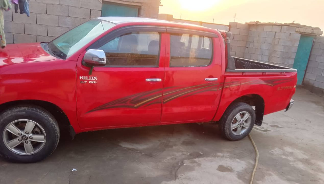 سلام عليكم للبيع هايلوكس 2013 كير عادي شاصي 19كويتي رقم واسط سنويه بعد الها شهر وتنتهي تحويل ثاني يوم سياره غير مكفول بيها ملاحضات بصيطه سياره نضيفه كير ومحرك كفاله حداديه جديده تخم تاير السعر145وبيها مجال قليل المكان ميسان للاستفسار اتصل ***********
