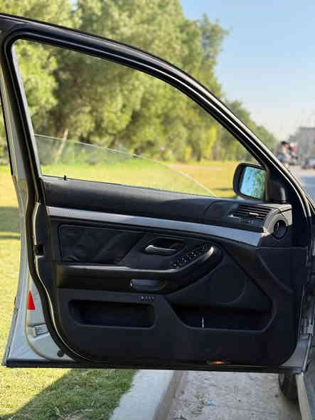 السلام عليكم
BMW 530i 
2001 أصل بليته وسنوية 
رقم أربيل بأسمي تحويل مباشر 
مكينة 30 دبل فاينوس  نشطة حيل 
كير جديد 
تبريد منظومة كاملة شرط ثلج ❄️ 
منظومة مي جديدة من مي أصلي راديتر 3 سراوات 
غرفة نظيفة جداً بطاين جديدة 
عدا الكشنات الأمامية بيها تشققات 
كشنات تدفئه 
مري شفط 
تحكم ستيرن 
بردة خلفية 
شاشة كار بلي  
تبريد قطعتين 
كت M داخل وخارج 
كشنات جلد ( عادية ) 
السيارة عليها ادامه والحمدلله 
صدر خلفي جديد 
أمامي نظيف 90% 
السيارة كلش نشطة وناعمة وترايها ايخبل 
مشط ستيرن كهرباء .
حادث السيارة ( بجم جهة السكن ) 
الســعر 85 ومجال
عنوانها موصل ودهوك
***********
***********
‏‪‪0788 331 1553‬‬‏
