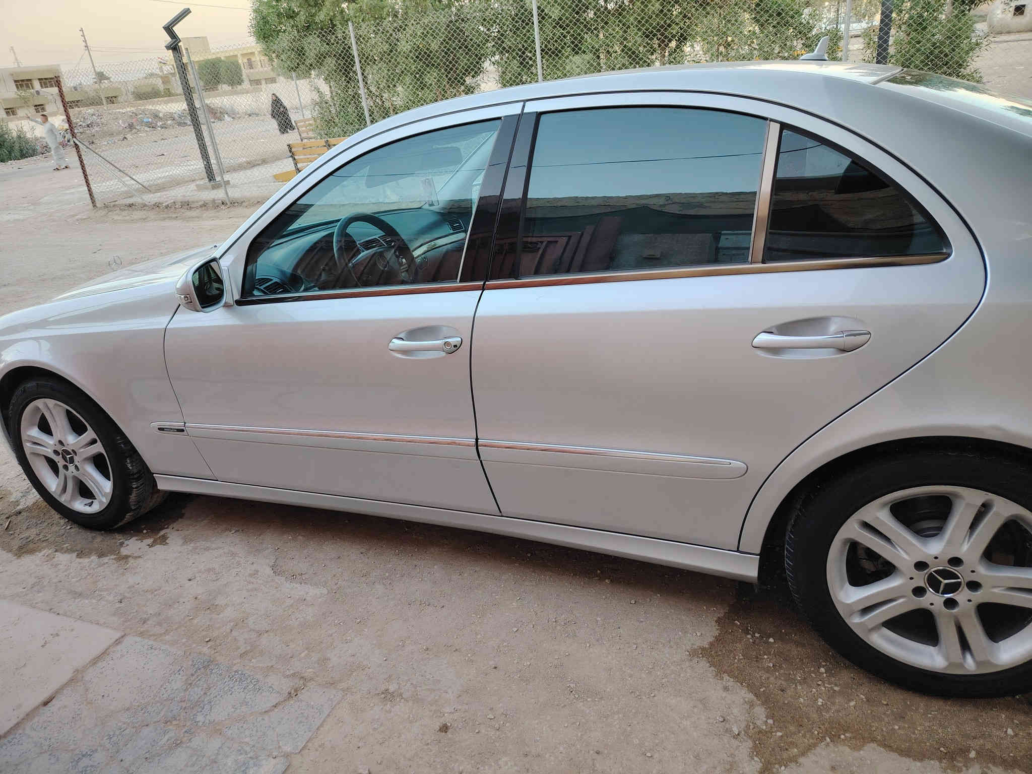 السلام عليكم 
‏Mercedes - Benz E 200
(موديل 2008) لون سلفر
اڤنكارد 
وارد يابان 
مكينة 4 سلندر سنكل تيربو 
تو ويل 
المواصفات : 
داخل جلد ومخمل اسود 
رادار امامي خلفي 
لايت زنون 
سلايد روف
سستم صوت كلش حلو وواضح بيها 
كراسي امامي تحكم كهرباء 
تدفئة كشنات 
قطعتين تبريد 
تبريد الامامي منفصل 
فول تحكم ستيرن 
شاشة اعطال 
وبعد بيها هواية مواصفات معروفه
ماشية ٢٥٨ الف كيلو 
سياره بلادية ومابيها اي نقص 
تخم تاير وباتري جديد   عبوتين فيت بمب
رقم شمالي بأسمي
السعر ١٢٥
***********
