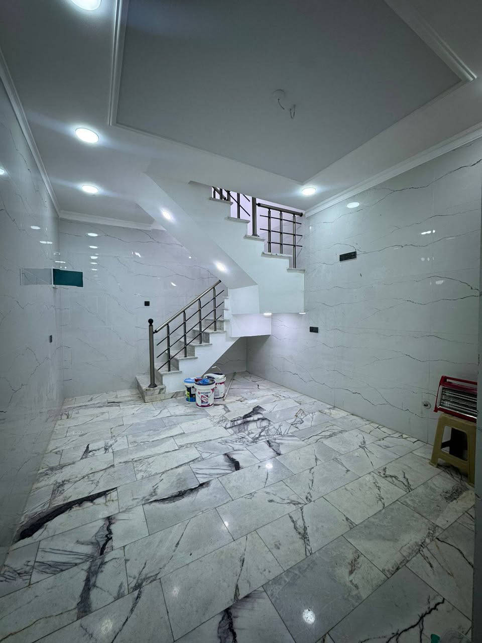 مكتب الزبيدي للعقار🏠🏠
للبيع مشتمل مساحة ٤٥ متر 
حديث 
📍العنوان حي القاهرة ناجي عواد 
عرض الشارع ٤٠ متر 
يحتوي الطابق الأرضي على طرمة+صالة + مطبخ + خدمات 
والطابق الثاني يحتوي على غرفتين نوم وخدمات 
والطابق الثالث يحتوي على بيتونة تصلح غرفة ثالثة + سطح 
للاستفسار اكثر مراجعة مكتب الزبيدي للعقار او الاتصال على :***********
***********
