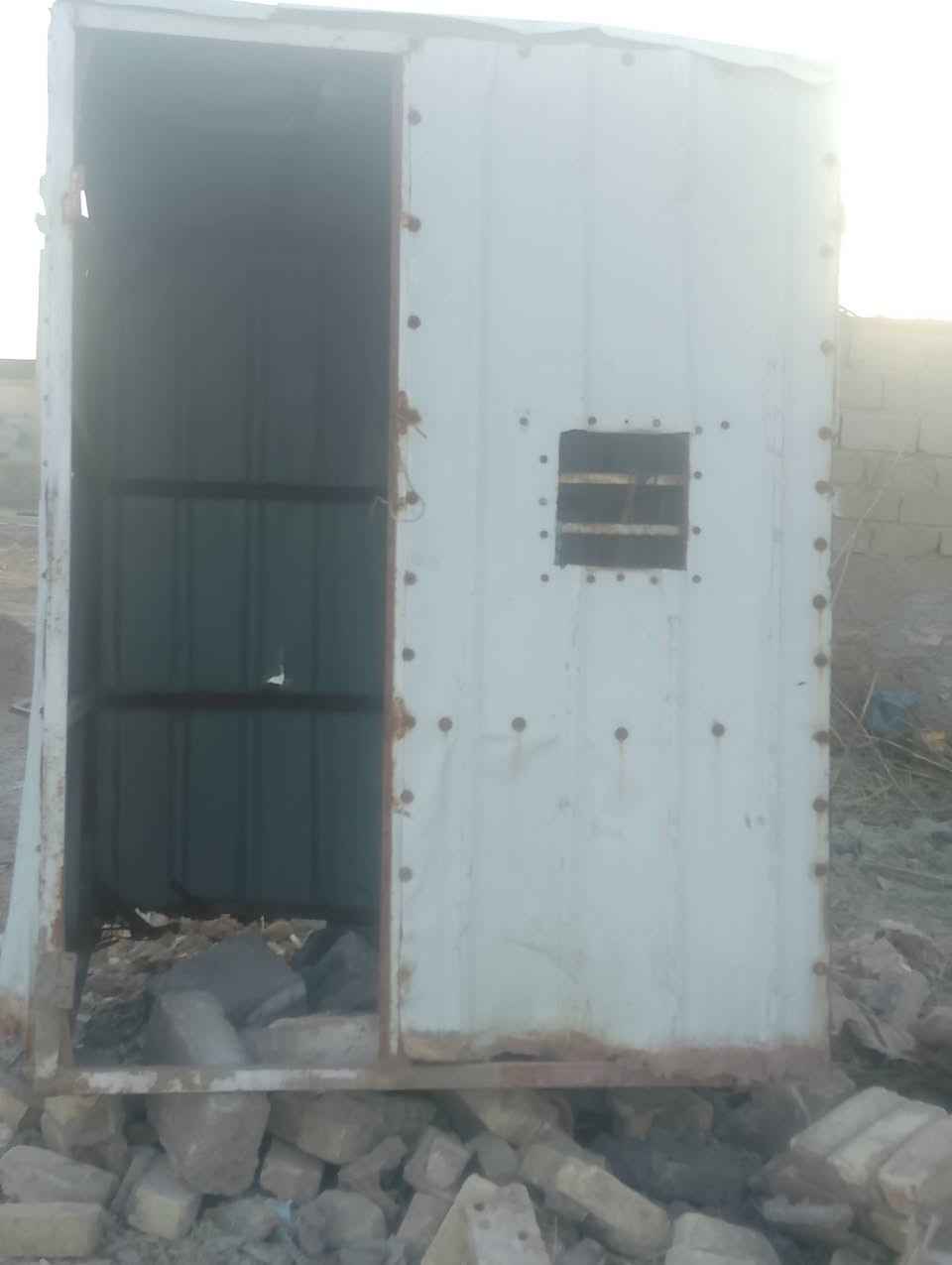 السلام عليكم كشك لبيع100وبيه مجال 2X2
***********

