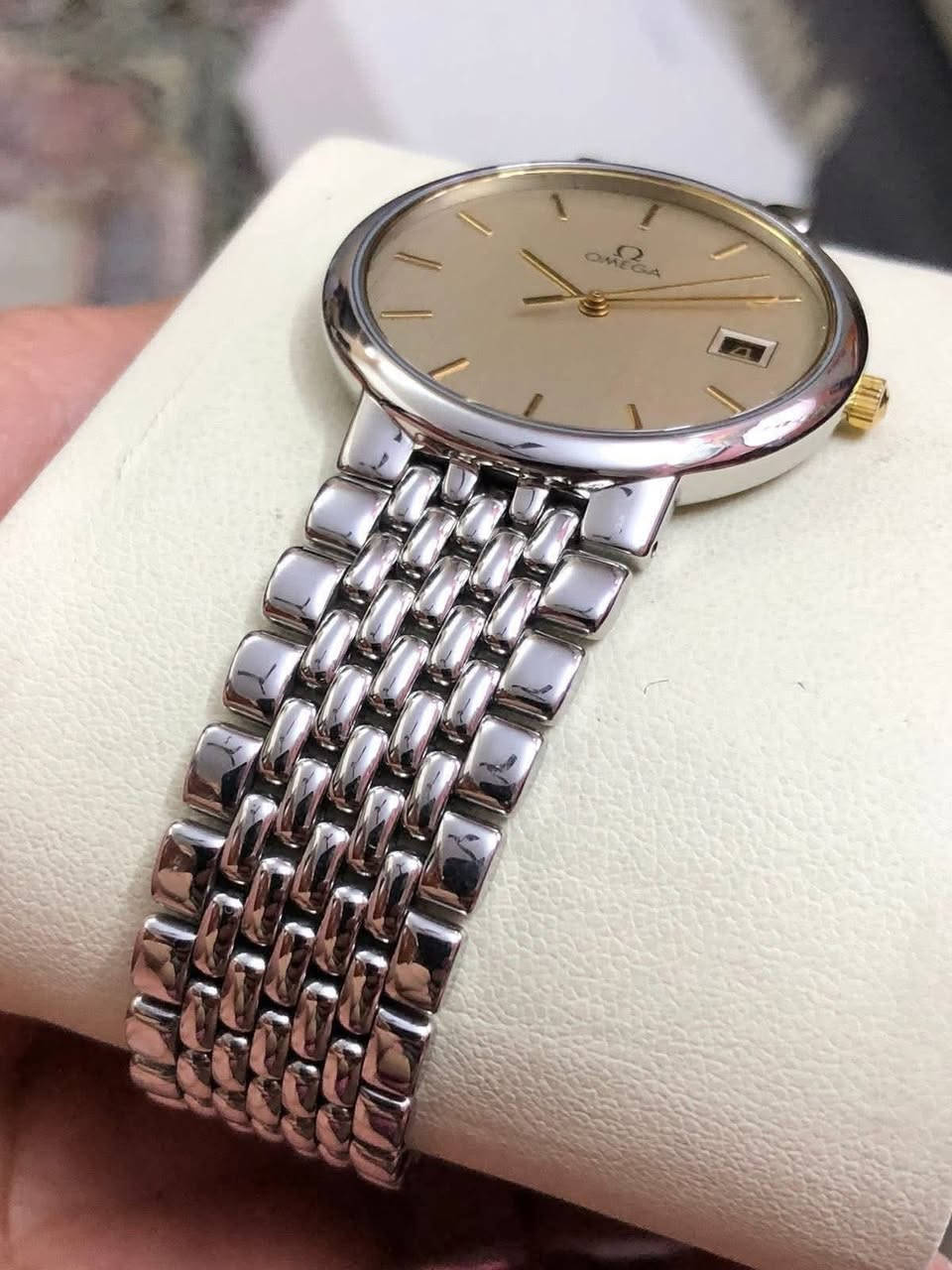 ساعة اوميكا ( OMEGA) كواتز 
سويسري اصلي انتاج الثمانيات 
مينه ثري دي - المعدن من الفولاذ 
لوك غير مستعملة القطر ٣٤ 
مع العلبه الأصلية 
للاتصال ***********
