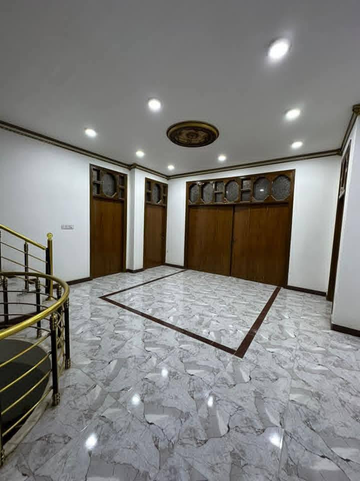 السلام عليكم ورحمة الله وبركاتة عدي بيت بحي الاساتذه الأولى البيت بناء حديث طابو صرف بسم شخص وحد تحويل مباشر خدمات كامله تبليط عرض الشارع 15 البيت كله مرمر كامله  ينباع هو والأثاث  مالته متكون من 8 غراف نوام  الاتصال *********** البيت صاير بضهر الدكتور عادل الكرعاوي
