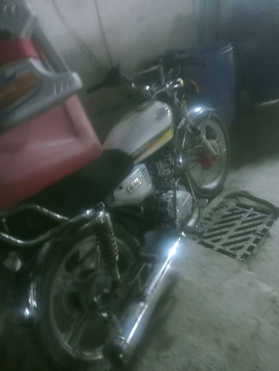 سيفان 5 كير موديل 22 دراجه نفس بالصوره مكينه حلوه ونشطه مكينه 150 سيسي كهرباءيات كلها شغاله باستثناء راجز سلف يرادله دراجته حلوه ومال شغل وبدون أوراق واكفلها الك من سرقه وعشاير السعر 500 الف وبيها مجال بسيط العنوان بغداد السيديه رقم الهاتف ***********
