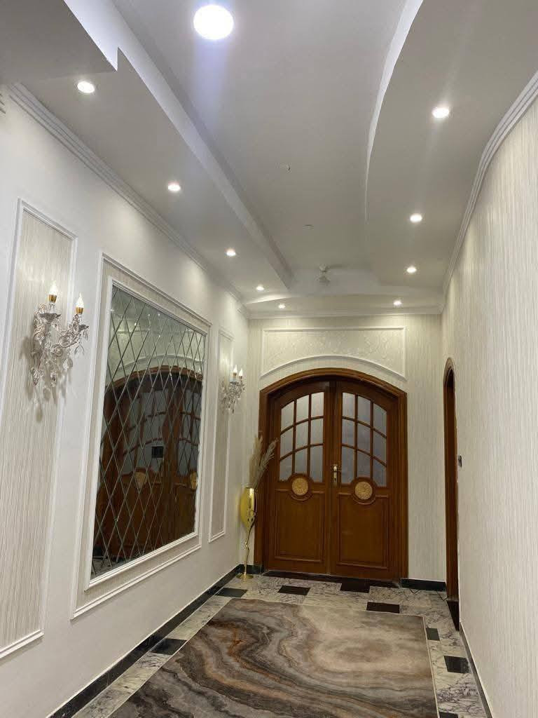 يعلن مكتب عقارات ابو انور فرع الطويسه عن وجود دار طابقين للبيع موقع متميز منطقة كوت الحجاج قرب التحسينيه مساحه 300 متر واجه 12 متر عمق 25 متر بناء 2015 الطابق الأرضي عباره عن ثلاث غرف منام احداها ماستر وهول واستقبال ومطبخ كبير ومجموعه صحيه وحديقه وكراج الطابق الأول منعزل عن الأرضي نفس المدخل بكلدور كبير يودي الطابق العلوي وهو عباره عن ثلاث غرف منام احداها ماستر أيضا وصاله كبيره عدد/2 ومطبخ كبير ومجموعه صحيه وبيتونه كبيره مكان راقي ممتاز الستفسار الاتصال//***********//***********// كما نستقبل جميع عروضكم وطلباتكم التجارية والعقارية المكتب مجاز قانونيا المكتب ماقبيل مطعم الحسون عقارات أبو انور فرع الطويسه
