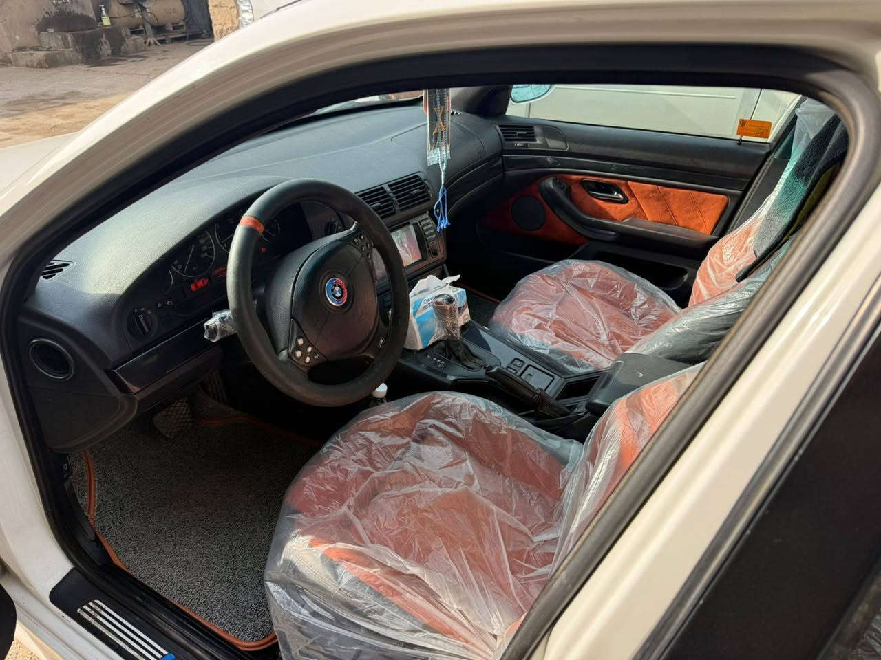 بي ام دبليو . e39.528.V6
موديل 2000 داينمو هوا. 

فول فول اوتو 
گير ثلث وضعيات قياده(عادي+سبورت s)
كشنات  m   
تحكمات ستيرن كروز سرعه  +مسجل 
مرايات قلاب كهرباء +سنترلك 
سلايت تحكم جام عند بعد تنزيل تصعيد 
صدر جديد تايرات مع وياله m بل كارتون
برده خلفيه كهرباء 
رقم اربيل دولي  
باسمي 
 رقم صاحب سيارة ***********
