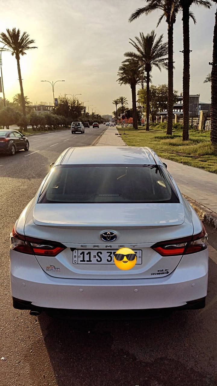 لبيع
تويوتا كامري 2023 GLE هايبرد 
محرك 2500 - 
الوكيل: عبداللطيف جميل السعودية  
الفئة:GLE

المواصفات الميكانيكية - نظام الهايبرد:
المحرك: 2.5 لتر 4 سلندر بنزين + محرك كهربائي
القير: CVT إلكتروني خاص بالهايبرد
الدفع: أمامي
كفاءة استهلاك الوقود: 26.0 كم/لتر - اقتصادية جداً
سعة خزان الوقود: 50 لتر

المميزات الخارجية:
الويل ألمنيوم مقاس 17 انش 
أنوار LED أمامية ونهارية مع عدسات
كشافات ضباب LED أمامية
مرايا جانبية كهربائية قابلة للطي مع إشارات
حساسات أمامية وخلفية
شعار "Hybrid" على الرفارف

المميزات الداخلية والتقنية:
شاشة لمس 8 انش تدعم Apple CarPlay و Android Auto
كاميرا خلفية
دخول ذكي + تشغيل بصمة
مثبت سرعة راداري DRCC + نظام تتبع المسار LTA
مقاعد قماش فاخر بتحكم كهربائي للسائق
تحكم بالنظام الصوتي من المقود
مكيف أوتوماتيك بتحكم منفصل مع فتحات خلفية
أنظمة الأمان 
نظام ما قبل الاصطدام PCS
تنبيه مغادرة المسار LDA
مثبت سرعة راداري متكيف DRCC
فرامل ABS + نظام الثبات الإلكتروني VSC
نظام التحكم بالتماسك TRC
6 وسائد هوائية
نظام مراقبة ضغط الإطارات TPMS

الحالة: جديدة 
اللون : أبيض لؤلؤي 
الممشى: 54 الف كم  
مميزات الهايبرد: صرفية ممتازة 26 كم/لتر، هدوء داخل المدينة، عزم قوي

للتواصل ***********
السعر  23.500 $
235 $ ورقه وبيه مجال 
الموقع:  العراق بغداد  / قرب شارع فلسطين
