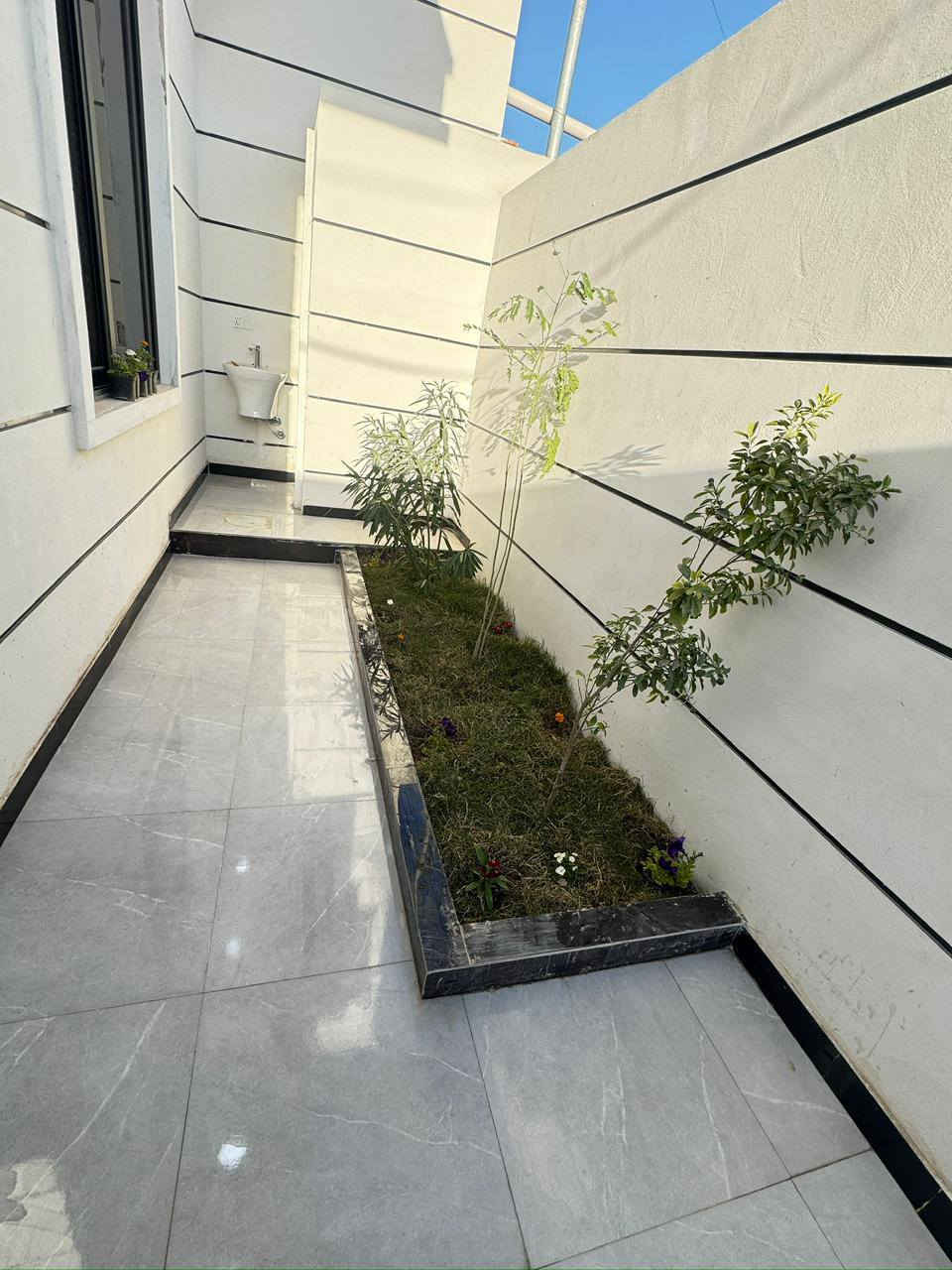 🏡 دار حديث للبيع – تسليم مفتاح 🔑 ***********  ....***********
📍 الموقع: البصرة / أبي الخصيب / أبو الجوزي
📐 المساحة: 200 متر مربع
🏗 البناء: طابقين – بناء درجة أولى
🔹 تفاصيل الدار:
6 غرف نوم
صالتان
استقبال
مطبخ حار + مطبخ بارد
صحيات متكاملة
كراج
حديقة يبعد عن الشارع السايدين كيلو متر وطريق من عويسان وطريق من معمل ثلج الامي سعر 200مليون وقابل للتفاوض 
تسليم مفتاح جاهز للسكن
📄 الملكية: طابو زراعي عراقي🔄
📞 للاستفسار:  ***********..***********
يوجد وتساب علي الرقمين
