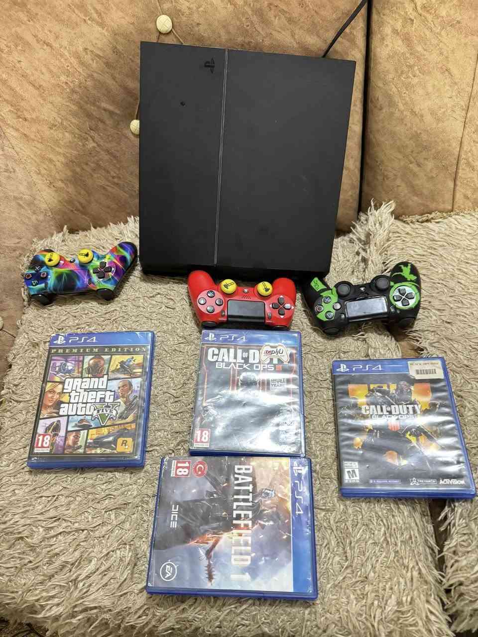 السلام عليكم PS4 Fat  للبيع نضيف جدا 
اونلاين وياه ذني الاقراص وذني اليدات شغالات مكاني كركوك سعره 250 وبي مجال 
***********
