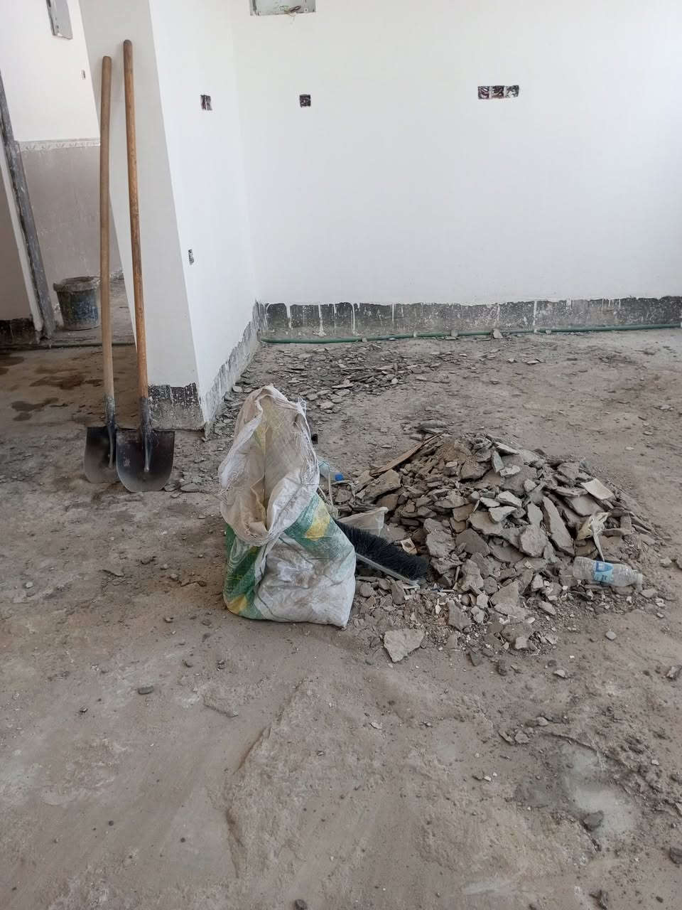 جزء من اعمالنه اليوميه مستعدون الكافة الاعمال تفليش تكشير البيوت تدخيل وفرش سبيس وحدل وقلع ارضيات من الكاشي تزفيت الارباطات صب باتلو لنتن الاتصال على الرقم ***********
