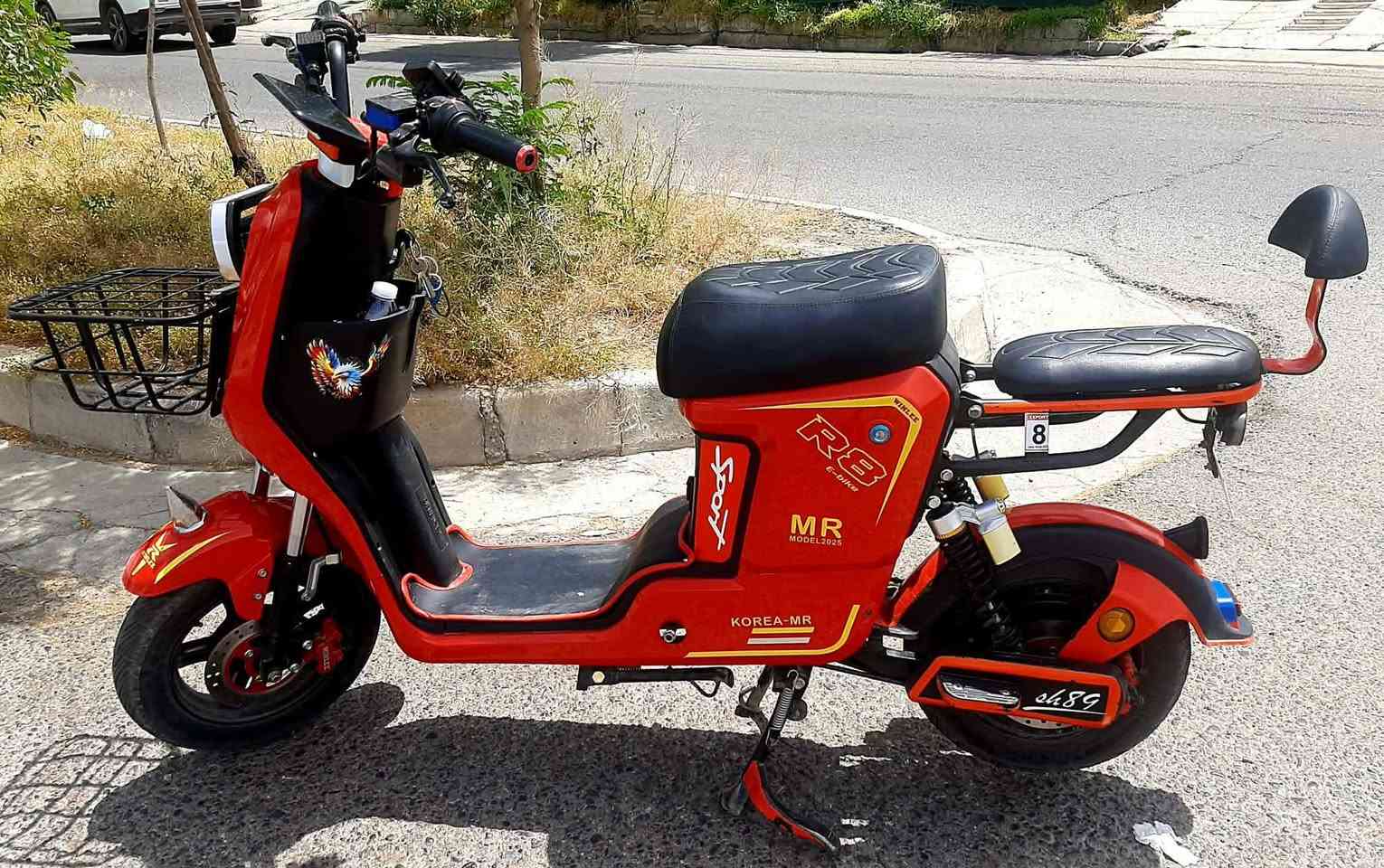 دراجه شحن للبيع R8نضافه كدام العين تجي تفحصها. وتحكم
البطاريات 5/,32فولت 
شاحنه اصليه ونلي 
تايرات نضيفات 
كهربائيات كلها شغاله 
السعر .400وبيها مجال قليل 
التواصل/***********

