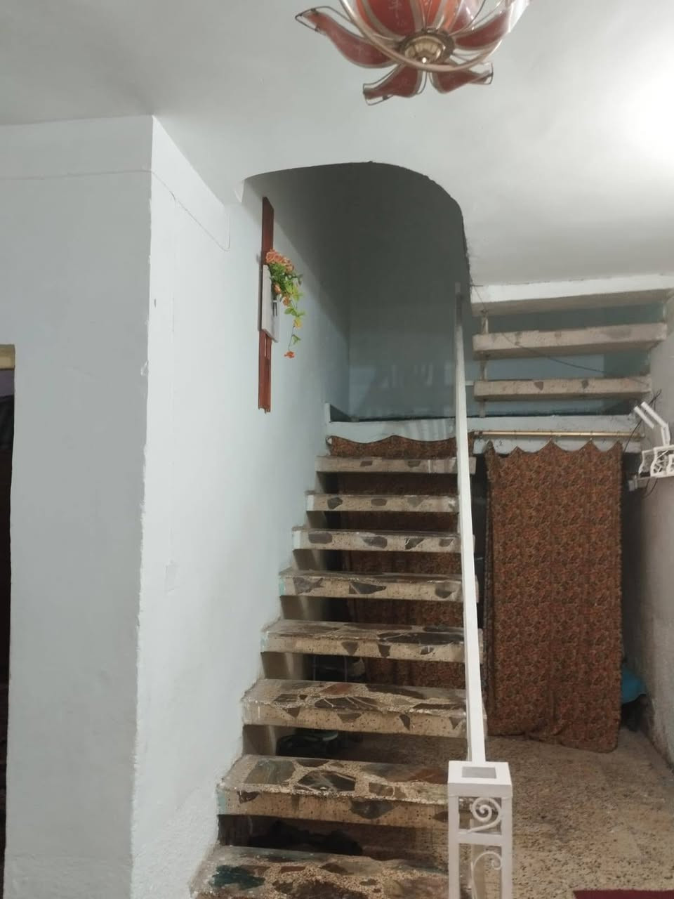 دار للبيع منطقه داموك المساحه ٢١٠ متر قرب شارع المثلث الوجه على ساحه الشارع ١٠ متر
البناء قديم 
الاستفسار الاتصال ***********
